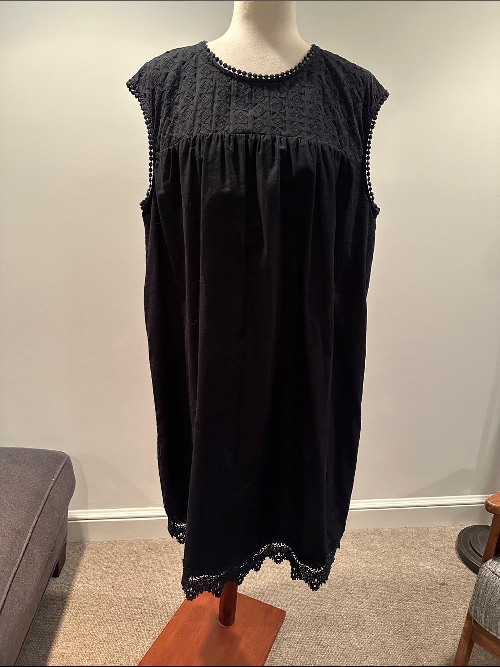 Who What Wear Black Sleeveless Embroidered Shift Dress